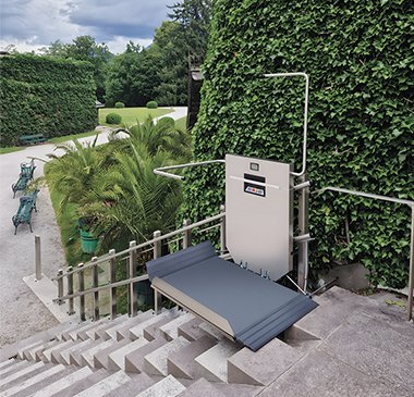 GTLE di Mobility Care: servoscala disabili per tutti i tipi di scale con piattaforma di diverse dimensioni, acquistabile con detrazione fiscale servoscala a piattaforma esterno 1 1