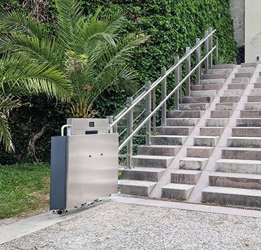 GTLE di Mobility Care: servoscala disabili per tutti i tipi di scale con piattaforma di diverse dimensioni, acquistabile con detrazione fiscale servoscala a piattaforma esterno 2 1