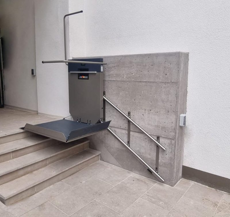 GTLE di Mobility Care: servoscala disabili per tutti i tipi di scale con piattaforma di diverse dimensioni, acquistabile con detrazione fiscale servoscala scale dritte 1