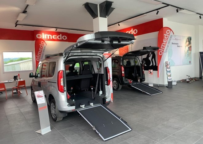 due mezzi allestiti per il trasporto di persone con disabilità, in esposizione presso un olmedo Point