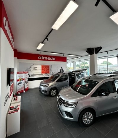 auto allestite per trasporto di passeggeri disabili in esposizione presso un Olmedo Point