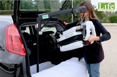 Sollevatore universale per caricare carrozzine e scooter nel bagagliaio della macchina carrozzina disabili in bagagliaio 1