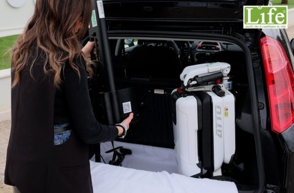 Sollevatore universale per caricare carrozzine e scooter nel bagagliaio della macchina solleva carrozzine bagagliaio 1