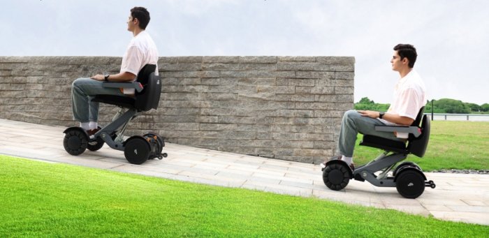 grafica mostra ragazzo che affronta pendenze su una carrozzina che rimane bilanciata senza inclinarsiciata