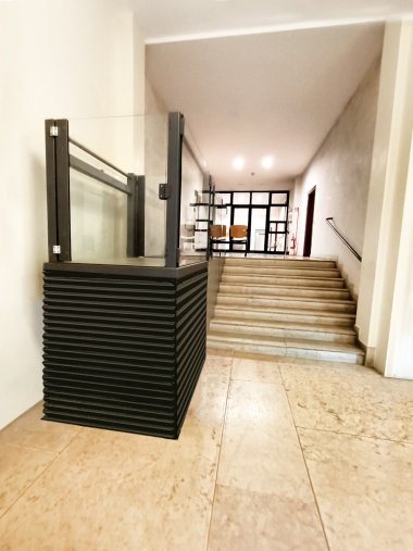 Piattaforma elevatrice LIFT 2: soluzione moderna per accessibilità di persone disabili con e senza carrozzina piataforma elevatrice 1 1