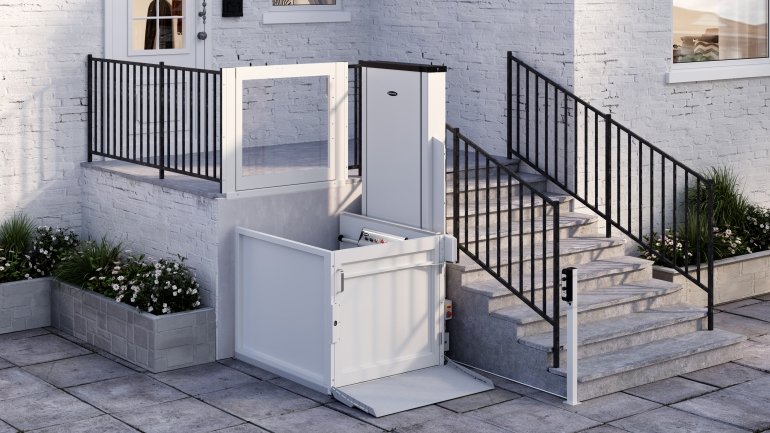 piattaforma carrozzine disabili in una scala esterna