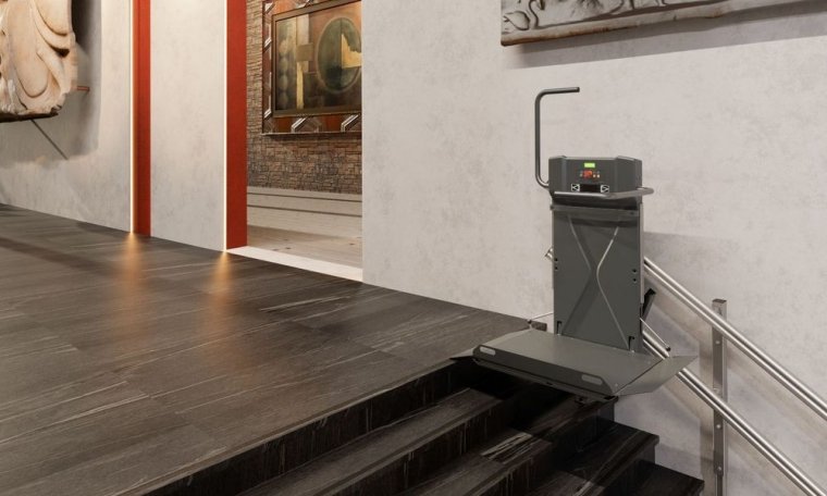 Servoscala a piattaforma per superare scale rettilinee con la sedia a rotelle servoscala carrozzine disabili 1