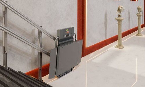 servoscala richiuso, che lascia libera la scala sulla quale è installato