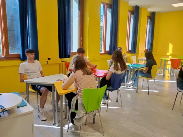 ragazzi giocano a carte durante il progetto CBM