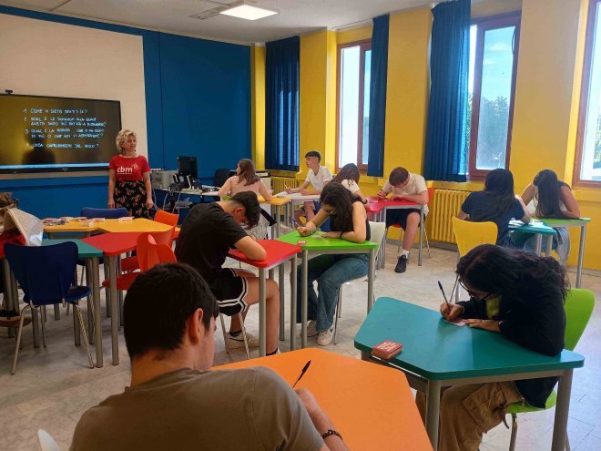 ragazzi durante il laboratorio che ha portato alla creazione del gioco di carte sull'inclusione 