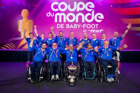 foto di gruppo degli atleti della nazionale di calcio balilla paralimpico durante la vittoria ai campionati mondiali di Nantes del 2022