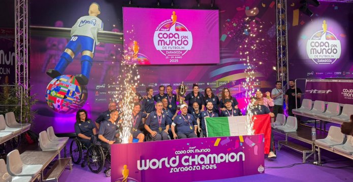 foto di gruppo degli atleti della squadra italiana di calcio balilla paralimpico incoronata vincitricei dei mondiali 2025 a Saragozza