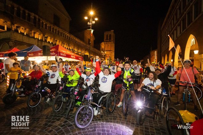 foto di gruppo di tririders durante una edizione passata della bikenight a Ferrara