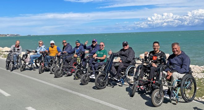 foto di gruppo di tririders sulla costa dei trabocchi