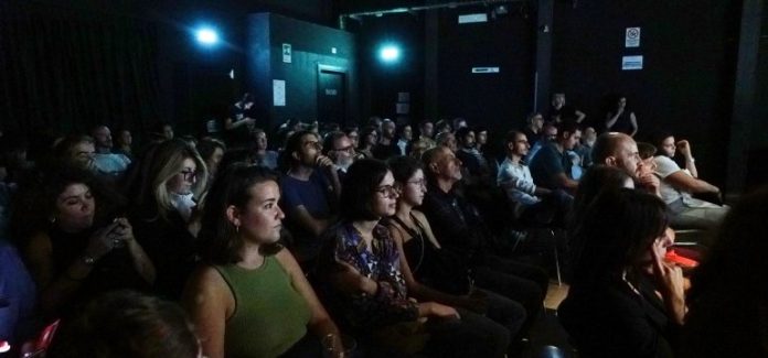 alcuni spettatori assistono ad una proiezione nel corso del Disability Film Festival