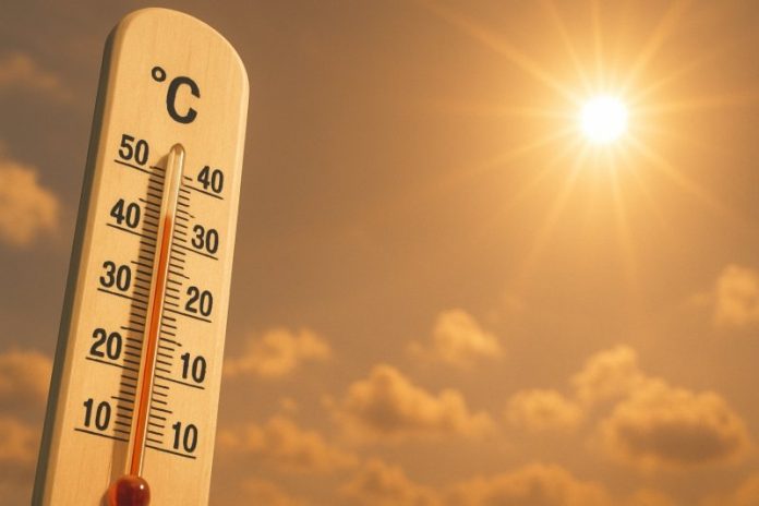 termometro segna oltre 40 gradi. sullo sfondo. un cielo infuocato con sole splendente