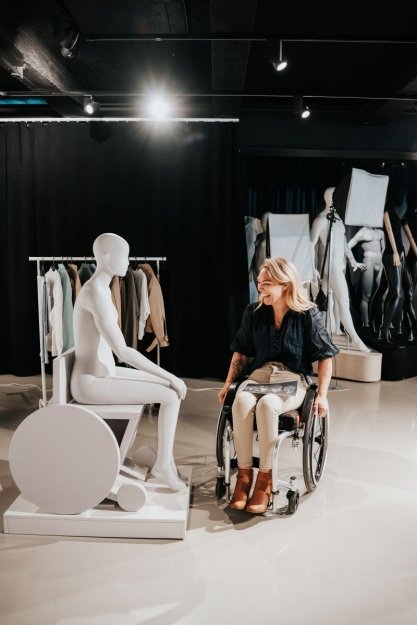 Moda adattiva. Primark presenta il primo manichino in carrozzina manichino in carrozzina e Sophie Morgan