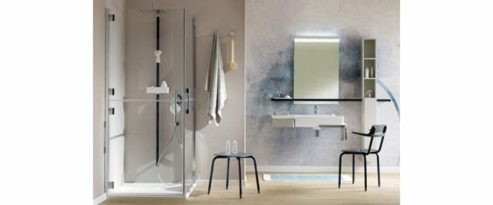 dettaglio di un box doccia con maniglione, seduta e ausili che lo rendono più accessibile e sicuro nell'uso da parte di persone anziane o disabili