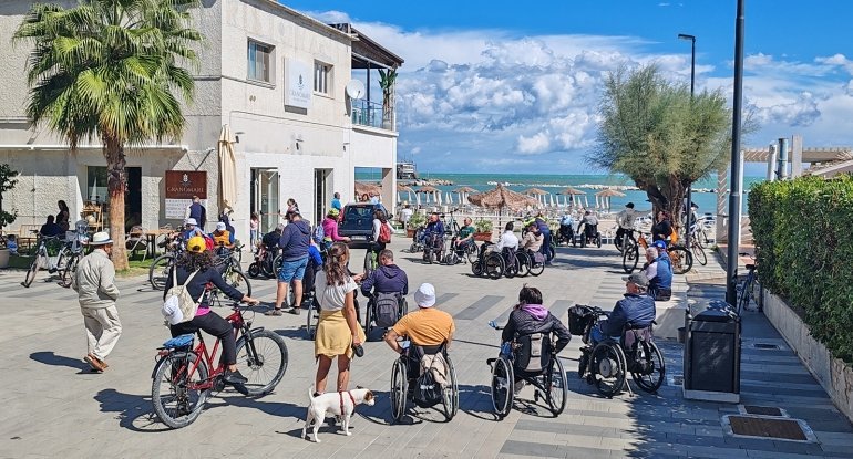 panorama della costa abruzzese con un trabocco per la locandina con la scritta passeggiata in triride costa dei trabocchi seconda edizione 20 settembre