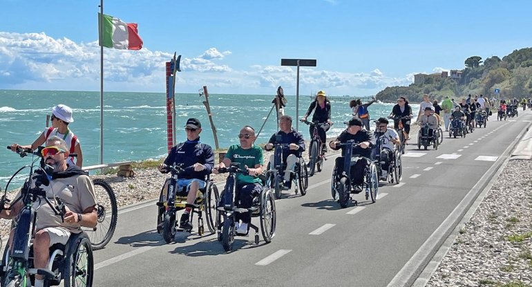 Gruppo di Tririders durante la camminata sul lungomare che fiancheggia la costa abruzzese