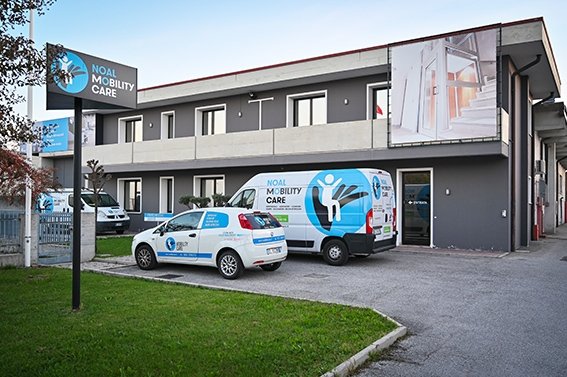 auto e furgone aziendali parcheggiati davanti alla sede di Mobility Care