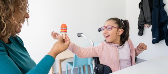 bambina con disabilità che gioca con una donna