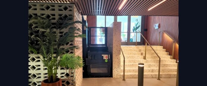 piattaforma elevatrice installata vicino ad alcuni gradini in un androne