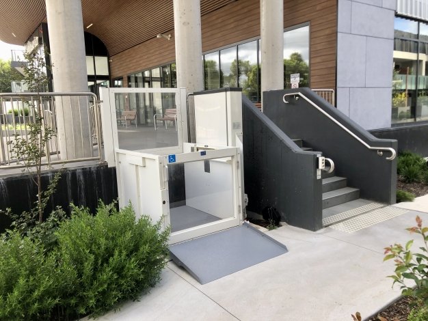 piattaforma elevatrice installata vicino alla scala esterna di un edificio scolastico