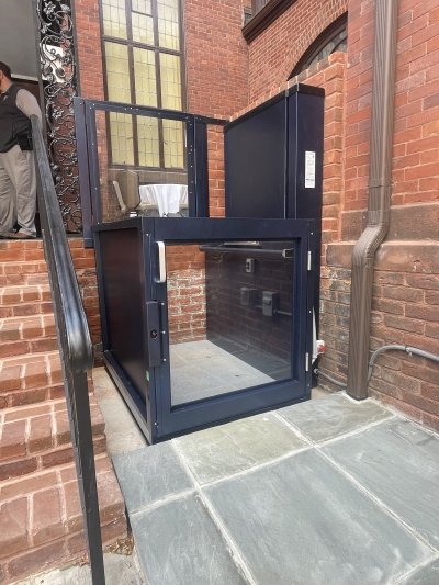 Piattaforme elevatrici: una soluzione poco invasiva per l’accessibilità delle persone in carrozzina piattaforma disabili scale