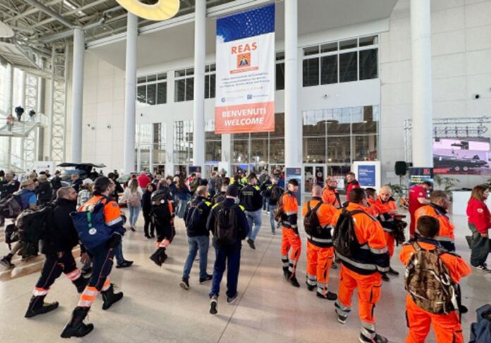 entrata della fiera REAS, dove stanno accedendo gruppi di operatori di sicurezza