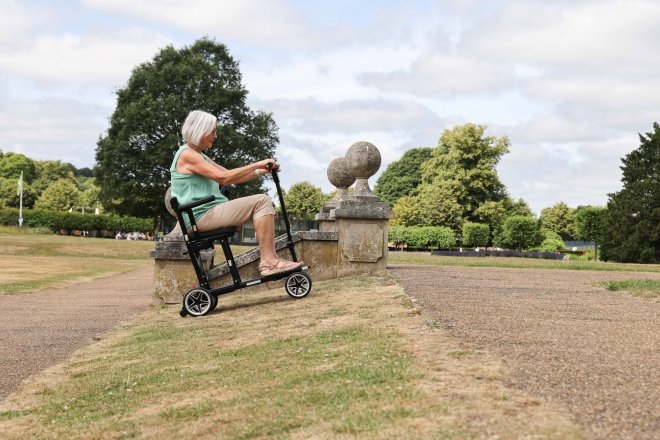 Scooter per disabili e anziani a 4 ruote, pieghevole e leggerissimo (solo 11 kg) aiuto deambulazione anziani