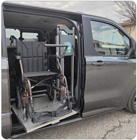 minivan allestitocon pedana laterale per far salire a bordo una carrozzina