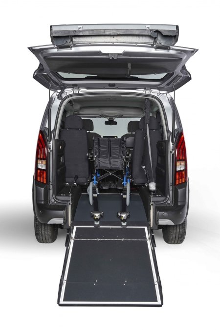 Fiat Doblò per trasporto di passeggeri disabili in carrozzina con allestimento a pianale ribassato carrozzina in auto
