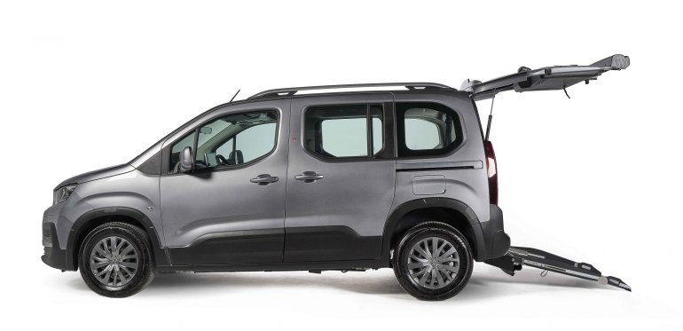 Fiat Doblò allestito per trasporto disabili, con rampa e portellone posteriori aperti