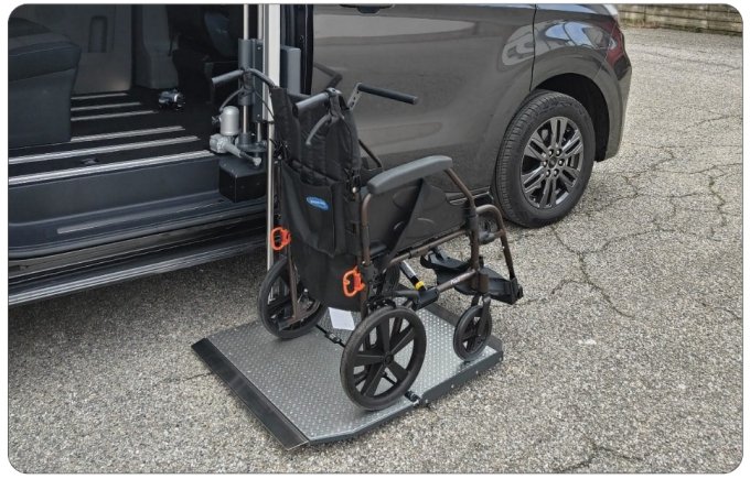 pedana con carrozzina per accesso in minivan