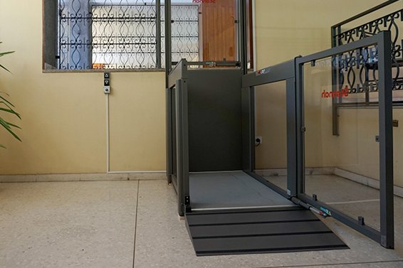 piattaforma per carrozzine nell'androne di un palazzo