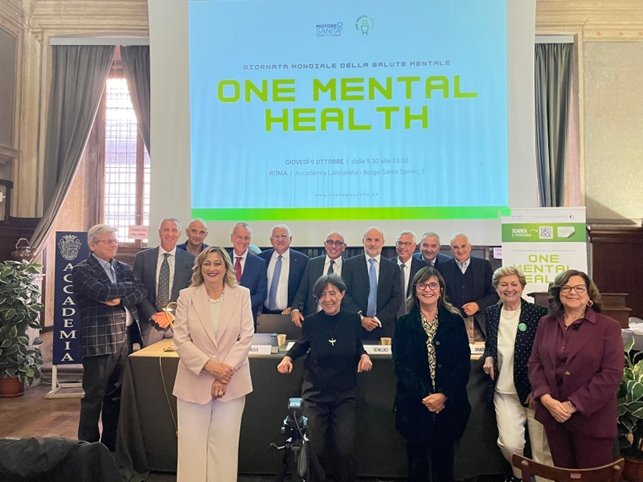 il ministro Schillaci in una foto di gruppo con altri relatori al convegno a Roma dedicato alla salute mentale