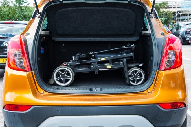 scooter ripiegato e collocato nel bagagliaio di una macchina