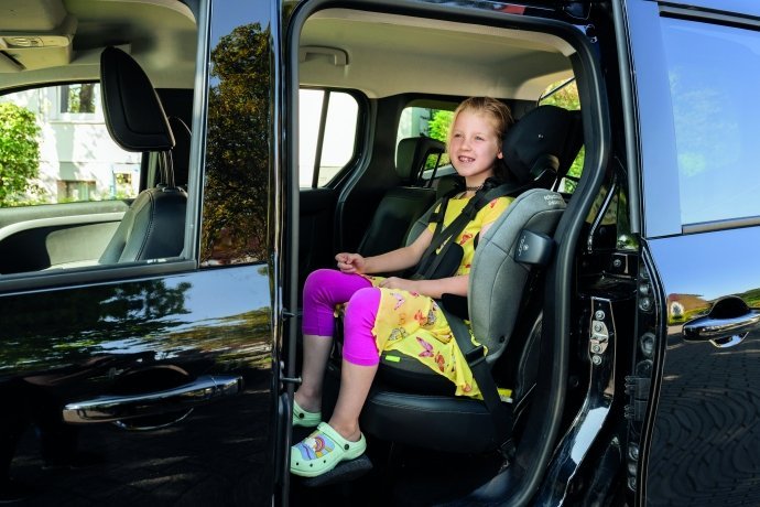 bambina in auto seduta su un seggiolino ergonomico