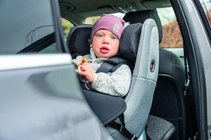 bambino in auto seduto su un seggiolino contenitivo