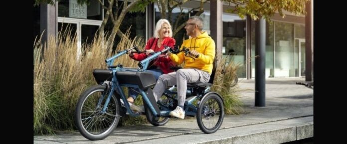 un uomo e una donna a bordo di un tandem con sedili affiancati