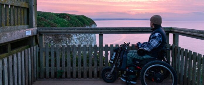 lorenzo lodola mentre guarda un tramonto durante il suo viaggio in Scozia