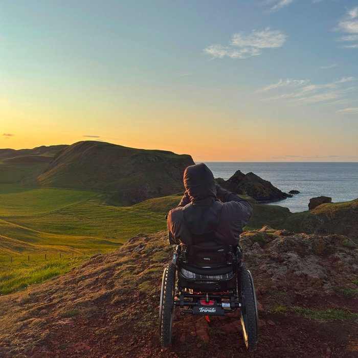 lorenzo lodola di spalle guardando un tramonto mozzafiato sulla costa scozzese