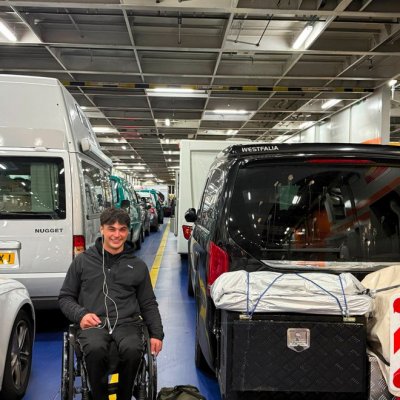 lorenzo lodola imbarcato per il viaggio verso la Scozia in van