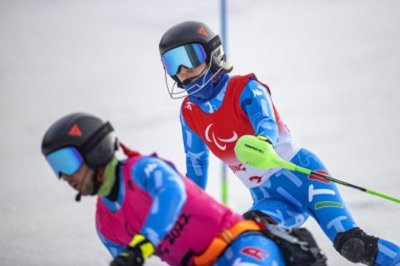 Chiara Mazzel mentre scia sulle piste insieme alla sua guida