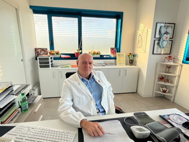 Il dottor Marco Grassi nel suo studio