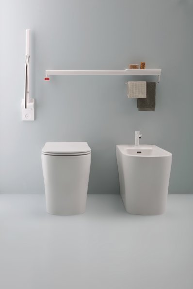 water e bidet di un bagno accessibile a persone disabili
