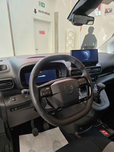 interno del CITROEN BERLINGO con dettaglio del volante