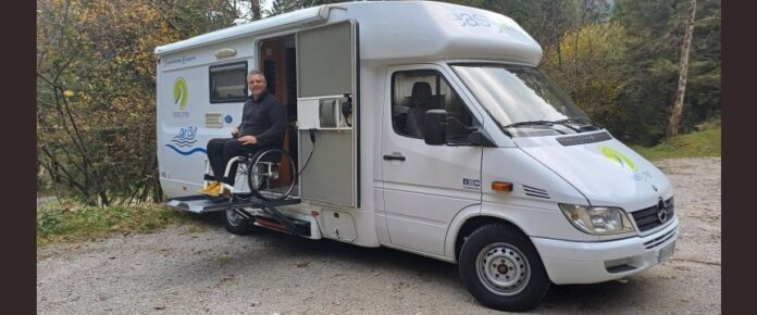 Omar Papait esce dal camper con la carrozzina usando il sollevatore a pedana