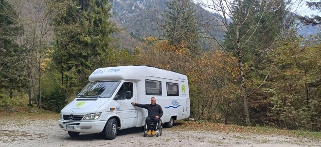 Omar Papait accanto al suo camper accessibile per un uso in carrozzi